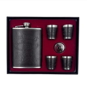 Set sa pljoskom i casicama u elegantnoj kutiji
